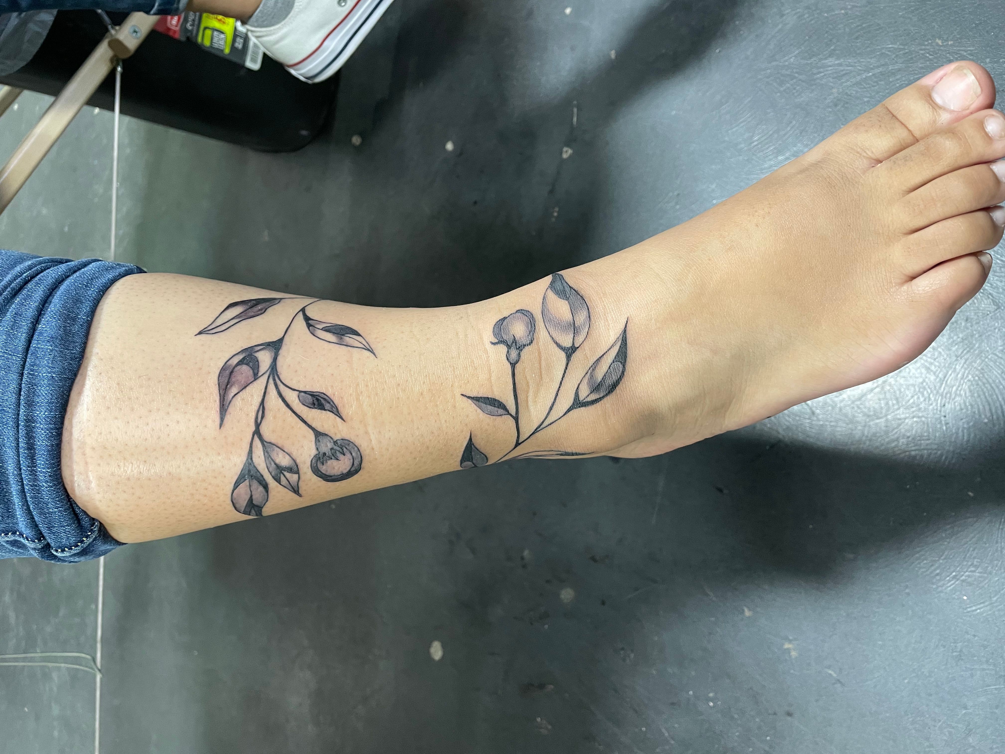 Tattoo uploaded by Stefano Sentenza Tallahassee Bisonni • #tattoo  #blacktattoo #hibiscus #hibiscustattoo #flowertattoo #butterflytattoo  #inked #ink #tattoed #inkedgirls #legtattoo • Tattoodo