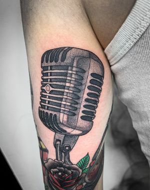 inst: @inkboyrosetattoo Pigment: #worldfamouseink Needle:#wjx #tattoo #tattoodo #tattooed #inkboyrosetattoo #blacktattoo #black #inked #dotwork #blacking #blacktattoo #trad #traditional #microphone #microphonetattoo