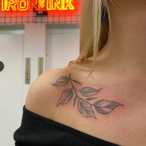 Get a unique blackwork leaf tattoo on your shoulder, expertly done by artist Sofia in an illustrative style.
