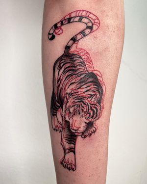Sofia's blackwork tiger design for a fierce and unique forearm tattoo. Enhance your style with this stunning piece.