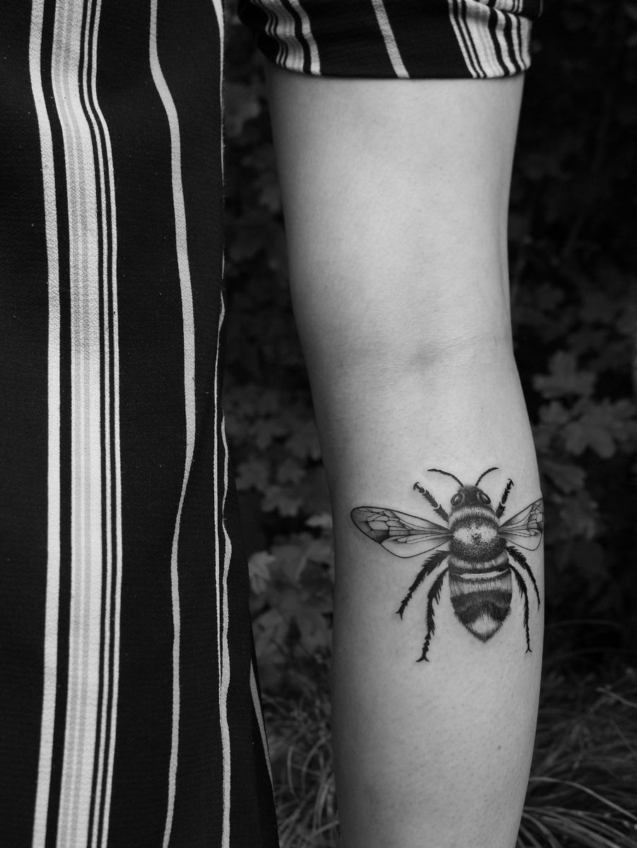 Tattoo uploaded by Britta Bremse • ? #bee #bees #beetattoos #beetattoo # tattoo #finelientattoo #finelinetattoos #finelinerart #CUTETATTOOS  #cutetattoos #tattooinspo #bigbeetattoo #swisstattooer #chur #bern  #schaffhausen #bülach #winterthur #koblenz ...