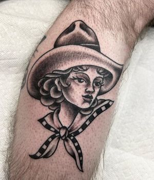 Beautiful arm tattoo of a woman wearing a hat, expertly done by tattoo artist Andre Bertoncin. A timeless and classic design.