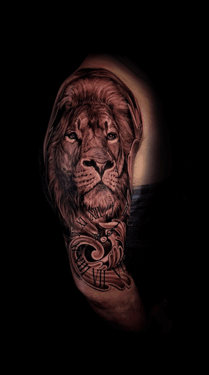 Experience the fierce beauty of this black and gray lion tattoo by Mauro Imperatori. Perfect for those who want a bold and stunning piece of art.