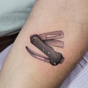 Embrace the sharp elegance with a fine line pocket knife tattoo by Arlene Salinas. This blackwork, realistic design is sure to make a statement.