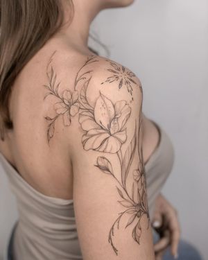 Elegant blackwork and illustrative flower design on shoulder by skilled artist Nika Shvets.
