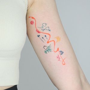 Beautiful fine line illustrative tattoo on the upper arm featuring a bird, flower, and pattern by Tuğçe özbıyık.