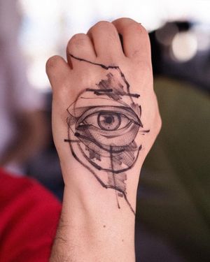 Osman Ergin creates a stunning blackwork design featuring an illustrative eye within a intricate pattern on the hand.