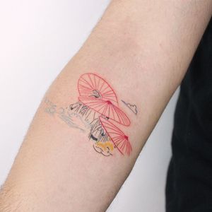 Illustrative tattoo featuring a delicate umbrella and cloud design on the arm by Tuğçe özbıyık.
