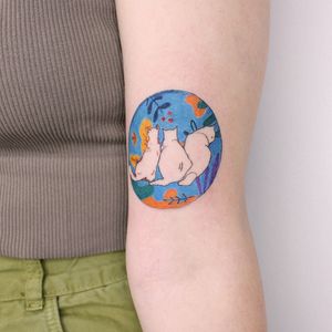 A stunning upper arm tattoo featuring a detailed illustration of a cat and a flower, expertly done by Tuğçe özbıyık.