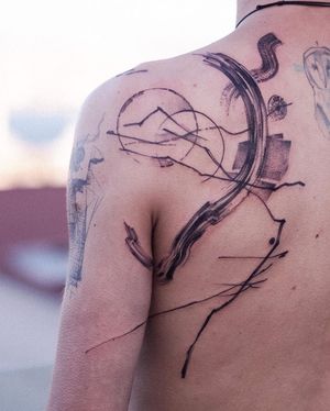 Osman Ergin's stunning blackwork tattoo features sun, moon, and intricate pattern design on upper back.