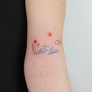 Get a stunning illustrative upper arm tattoo featuring a delicate wave, sun, and flower design by Tuğçe özbıyık.