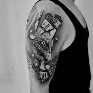 Illustrative upper arm tattoo featuring a majestic eagle alongside a clock, skillfully inked by Murat Yılmaz.