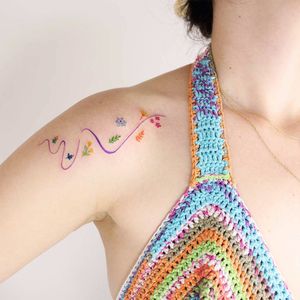 Elegant and intricate shoulder tattoo featuring a fine line floral pattern by the talented artist Tuğçe özbıyık.