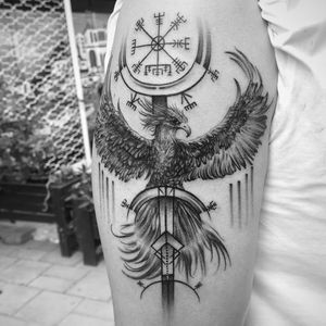 Experience the fusion of fine lines and powerful symbolism in this upper arm tattoo featuring a geometric Viking compass by the talented artist Murat Yılmaz.