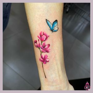 Simple and delicate color tattoo. 