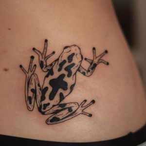Get a stunning blackwork rib tattoo of a frog by the talented artist Kaśka. Detailed illustration that will leave you fascinated!