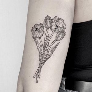Elegant illustrative flower design on upper arm, created with precision by talented artist Magdalena Sawicka.
