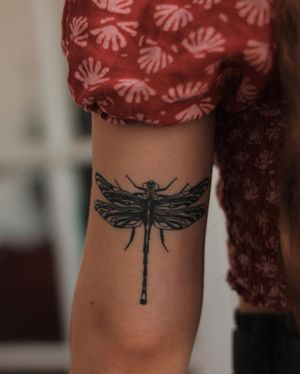 Experience the beauty of blackwork and illustrative styles with this stunning dragonfly tattoo by Kaśka.