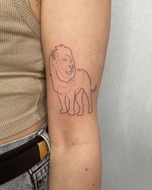 Get mesmerized by Dominika Gajewska's illustrative lion tattoo, elegantly placed on your upper arm.