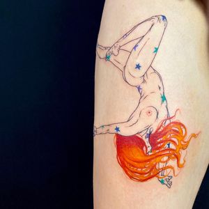 A stunning illustrative tattoo of a starry woman on the upper leg, created by Magdalena Sawicka.