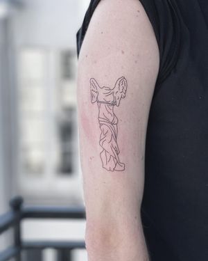 Elegant and intricate fine line tattoo of a statue on the upper arm by the talented artist Kaśka.