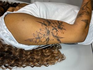 Lillie’s 
#lilytattoo #floraltattoo #tattoo #fineline #womantattoo #inkedgirls #flowertattoo #blackandgrey #ink 