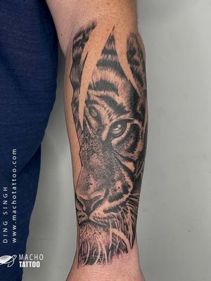 Black and Gray Realistic Tiger Tattoo Sleeve at Macho tattoos https://machotattoo.com/