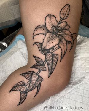 Experience Nikita Jade Morgan's blackwork style with this intricate flower design tattooed on your knee.