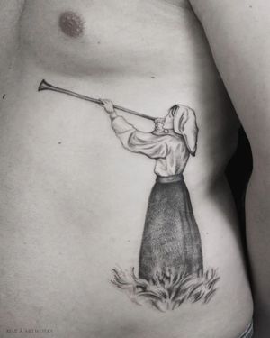 Get a stunning blackwork tattoo of a woman in tall grass on your ribs by the talented artist Mara.