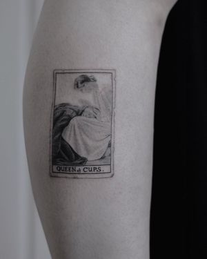 Martyna Śliwka creates a stunning upper arm tattoo featuring a woman's face and a meaningful quote in detailed black and gray realism.