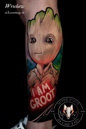 Kolorowy tatuaż Marvel Strażnicy Galaktyki Groot. Wykonała tatuażysta: Alex Fox 🦊. Studio tatuażu Wrocław: Da Vinci`s Fox. https://davincisfox.com/alex-fox/