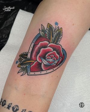 Super cute traditional heart ❤️ just above the elbow pit done by our resident @nicole__tattoo 
Nicole has limited availability for July!
Books/info in our Bio: @southgatetattoo 
•
•
•
#heartandrose #hearttattoo #rosetattoo #rose #traditionalrose #traditionalart #traditionalheart #londonink #southgateink #amazingink #londontattoo #londontattooartist #customtattoo #tattooideas #southgate #londontattoostudio #northlondontattoo #bookedontattoodo #sg #southgatetattoo #tattoos #sgtattoo #london #skinart #northlondon #blackwork