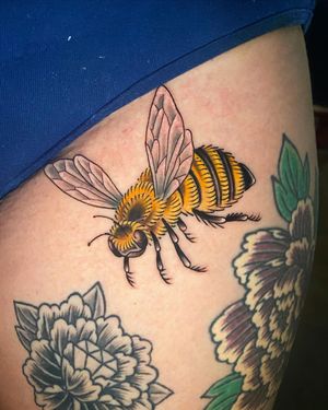 Vibrant and detailed bee illustration on upper leg, by artist Eddy Ospina. Perfect blend of traditional and modern styles.