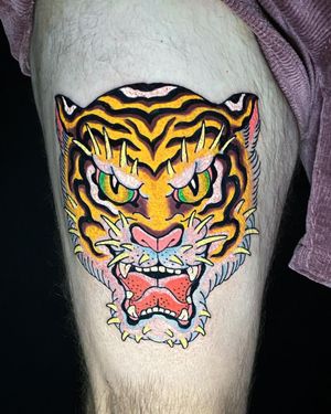 Get a fierce and detailed Japanese tiger tattoo on your upper leg by renowned artist Eddy Ospina. Elevate your ink game with this illustrative masterpiece.