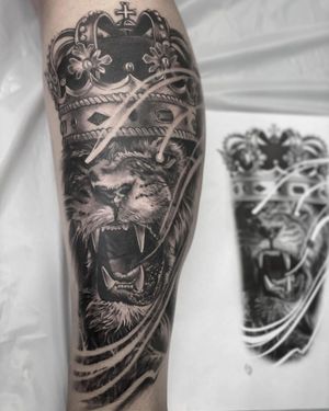 Impressive blackwork and realistic lion crowned illustration by Rico Dionichi on lower leg.