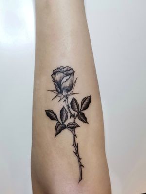 This tatoo has been made in patty tatoo studio in milan, Italy, by the tattoo artist @88ink_ (on instagram) #rose #roses #blackandwhite 