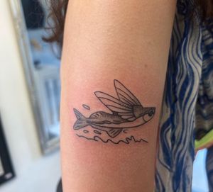 Fine Tattoo #flyingfish #linetattoo #finelinetattoo #cutetattoos #claudiafedorovici #asceticartstation #amsterdamtattoo 