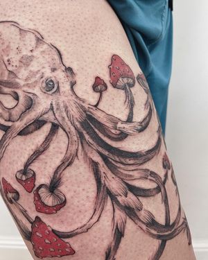 Explore the depths of creativity with this blackwork tattoo on your upper leg by Anna. Unleash the magic of the underwater world!