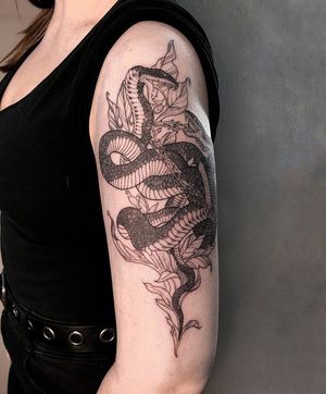 Explore the beauty of blackwork and illustrative style with this stunning snake, flower, and leaf design by Alisa Hotlib.