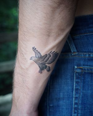 𝙄𝙂: 𝙣𝙖𝙩𝙚_𝙩𝙝𝙖𝙞𝙡𝙖𝙣𝙙 🌿 Blackwork small hawk tattoo by Thai tattoo artist in Chiang Mai