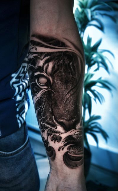 ORIELTAL TIGER PIECE #tiger #animal #japan #portrait #realism #tattoo #art #ink #tattoo #charlyavila #blackandgrey #surrealist 