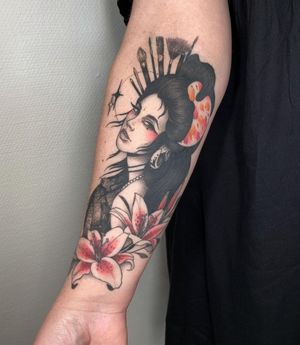 Kasia's beautiful forearm tattoo featuring a stunning combination of flowers, a graceful geisha, and elegant jewelry details.