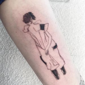 Exquisite blackwork and illustrative tattoo on forearm by Mané, featuring a stylish woman in a beautiful dress.