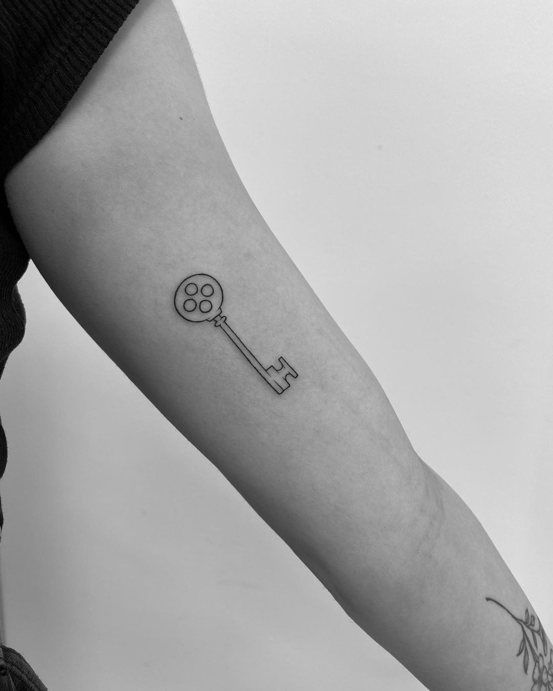 Small Key Tattoo On Wrist - Tattoos Designs