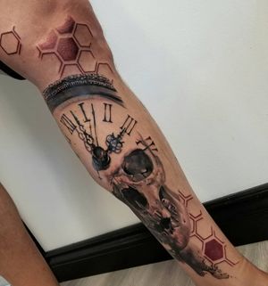 Unique blackwork and realistic design by Csaba Sipos featuring a skull, intricate pattern, and clock elements.