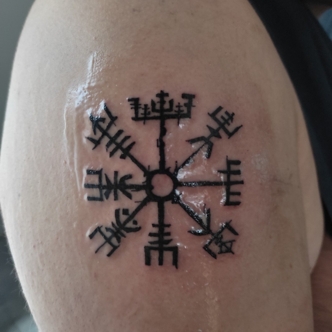 Vegvisir Tattoo Schulter