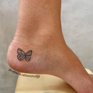 Tattoo delicadinha de borboleta na região próxima ao calcanhar do pé. Particularmente eu amei essa 🦋