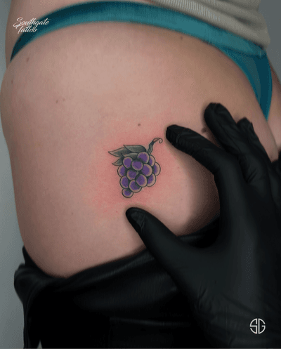 • Grape 🍇 • micro traditional pieces by our resident @nicole__tattoo Sometimes all you need is a small but cute design to form the perfect tattoo ☺️ @southgatetattoo  Books/Info in our Bio! Give us a shout! • • • #ladybirdtattoo #microtattoo #cutetattoo #grapetattoo #ladybird #grape #traditionaltattoo #customtattoo #southgateink #northlondon #southgate #tattooideas #blackwork #southgatetattoo #sgtattoo #londonink #sg #londontattoo #northlondontattoo #amazingink #londontattoostudio #londontattooartist #bookedontattoodo #tattoos #london #southgatepiercing