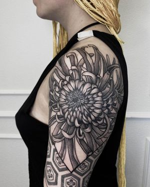 Beautiful illustrative flower tattoo done by the talented artist Nastya. Perfect for your upper arm!