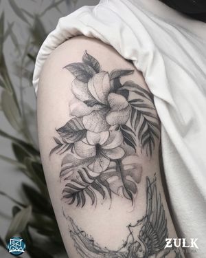 Flores y hojas tropicales 🌿 Tatuaje realizado con detalles y líneas muy finas. 